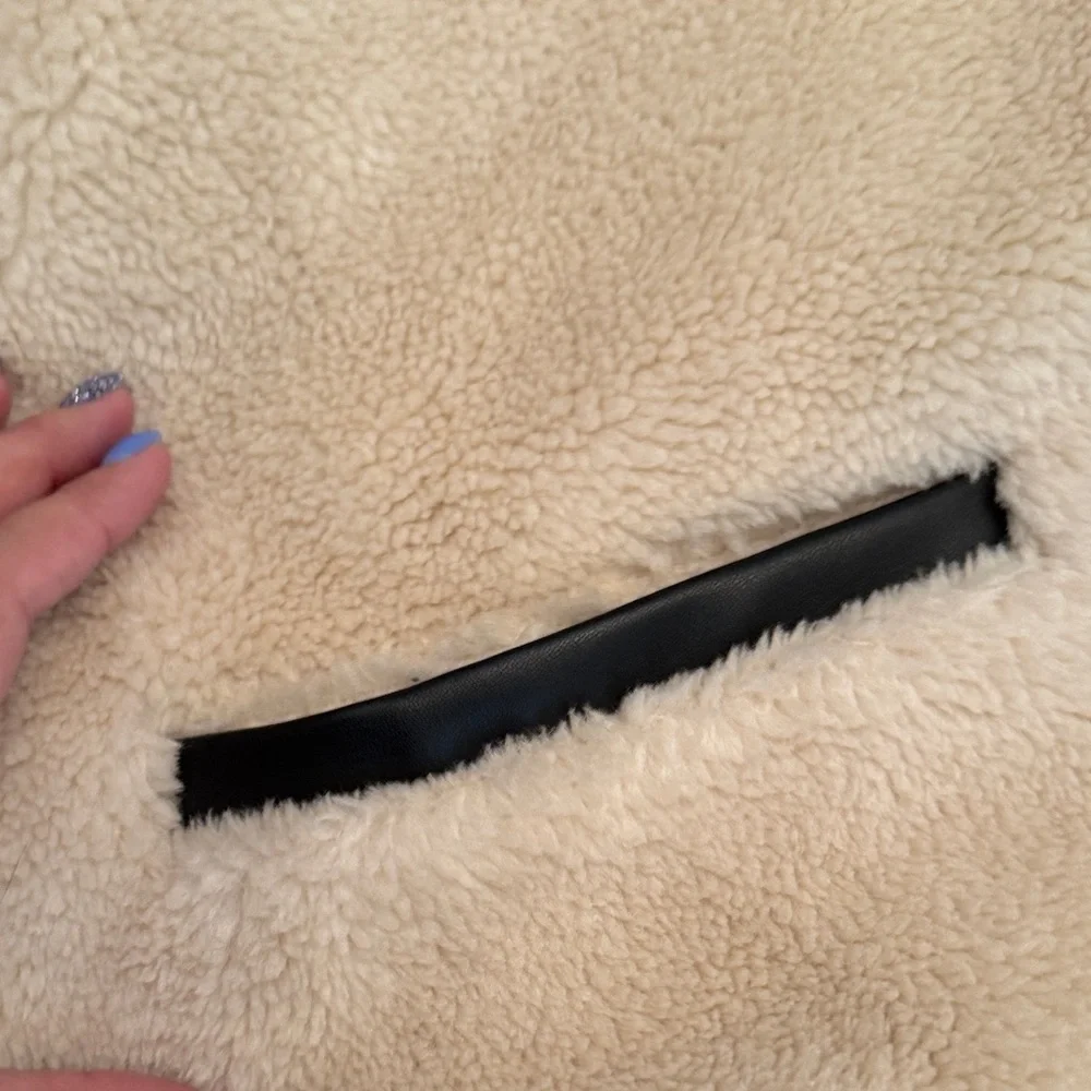 GAP Cream Sherpa Jacket with Black Trim - Picture 6 of 6